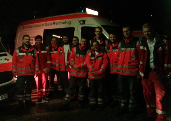 Die Einsatzkräfte des OV am Rettungsmittelhalteplatz (nach Entlassung aus dem Einsatz) Foto: DRK OV Freiburg